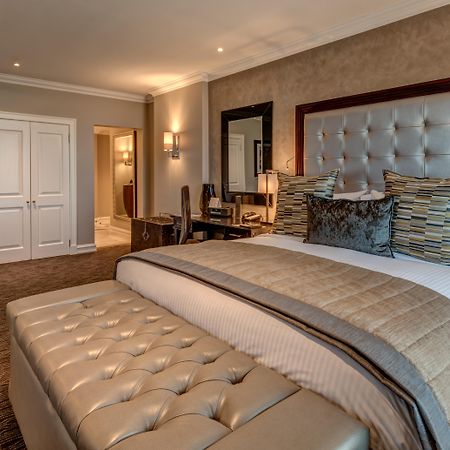 Intercontinental Johannesburg Or Tambo Airport Hotel By Ihg Kempton Park Exteriér fotografie A bedroom at The Dorchester