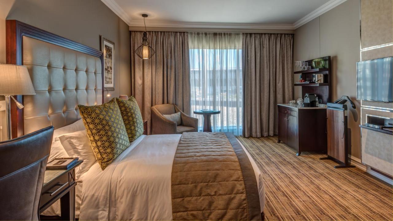 Intercontinental Johannesburg Or Tambo Airport Hotel By Ihg Kempton Park Exteriér fotografie A room at the Hilton Cape Town Waterfront