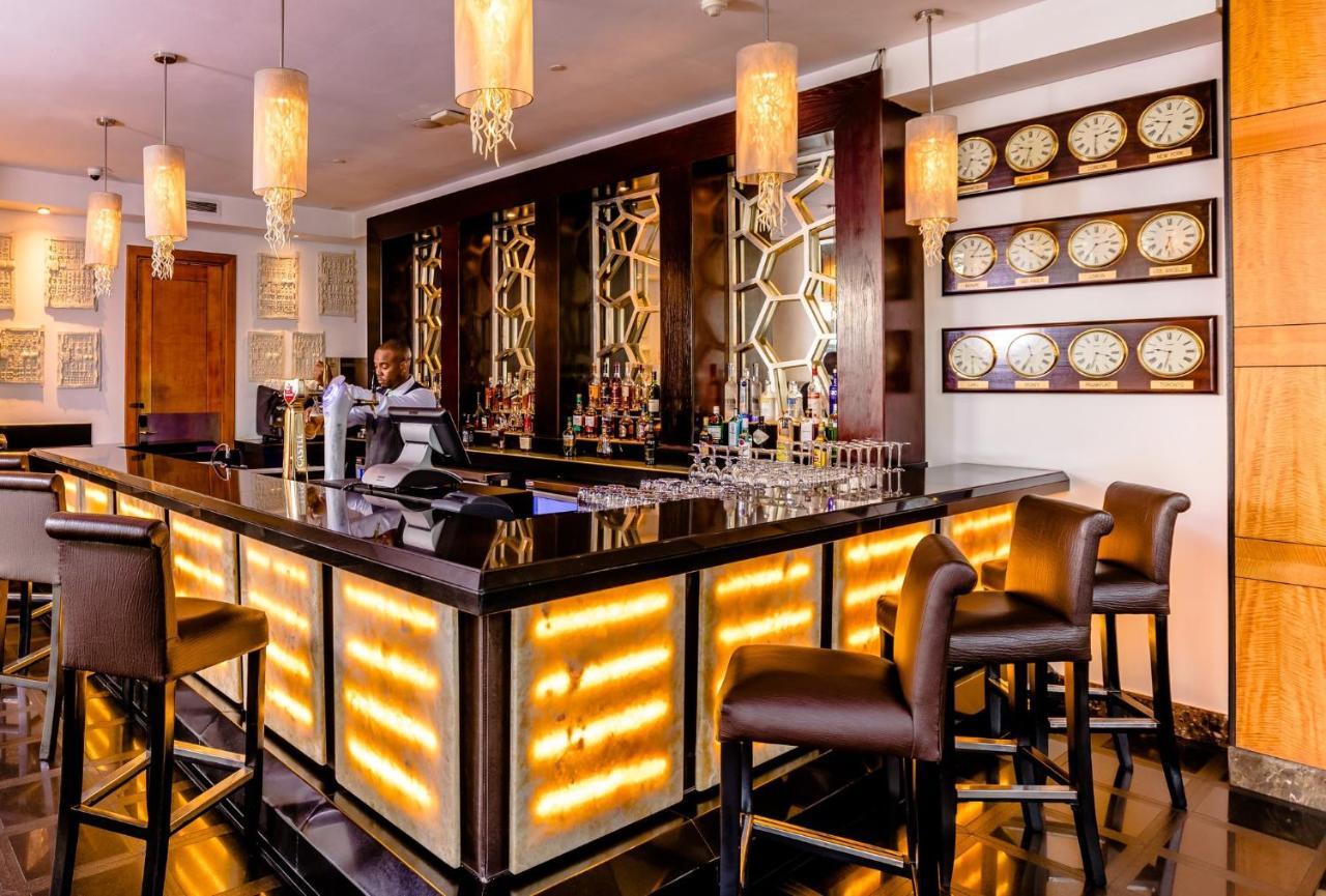Intercontinental Johannesburg Or Tambo Airport Hotel By Ihg Kempton Park Exteriér fotografie The bar at the hotel