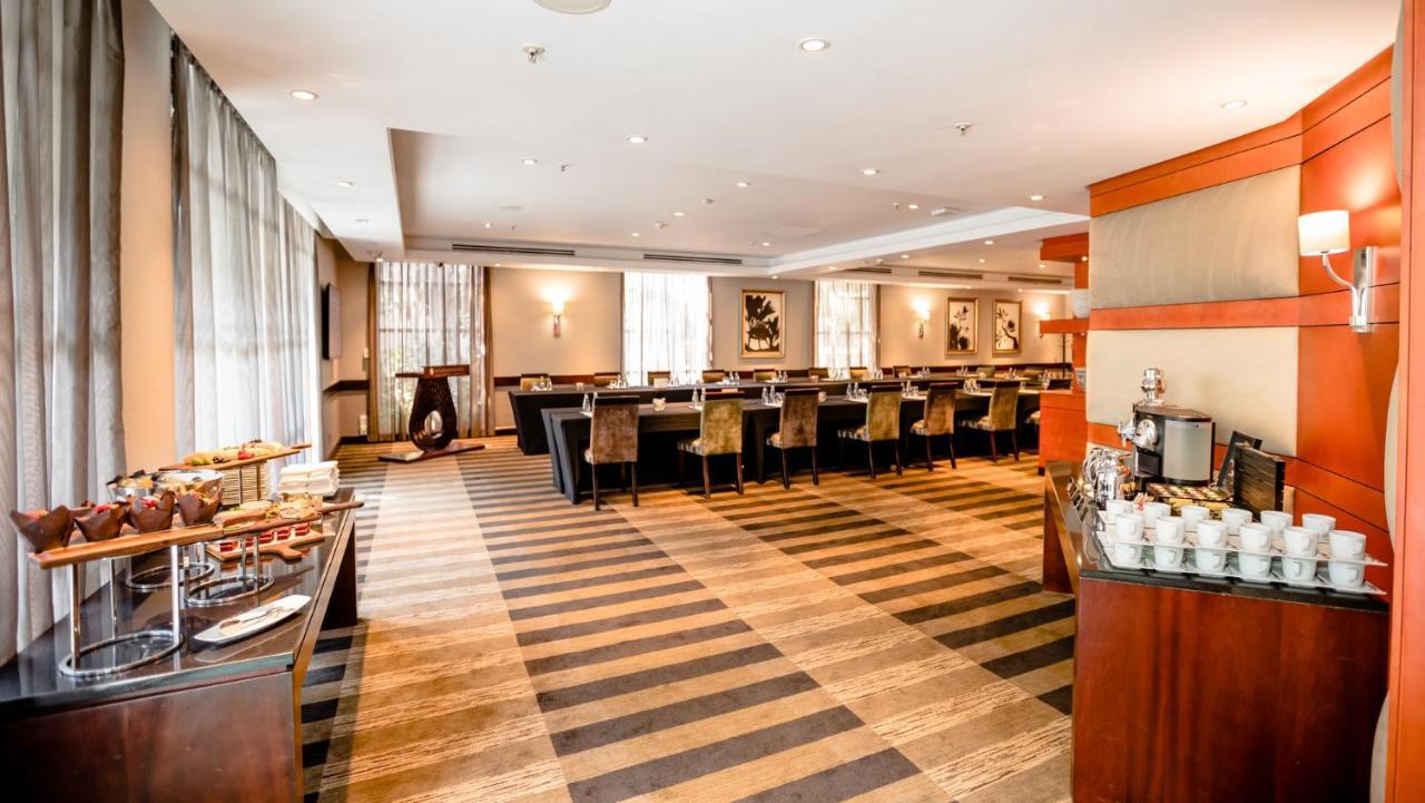 Intercontinental Johannesburg Or Tambo Airport Hotel By Ihg Kempton Park Exteriér fotografie The lounge at the airport