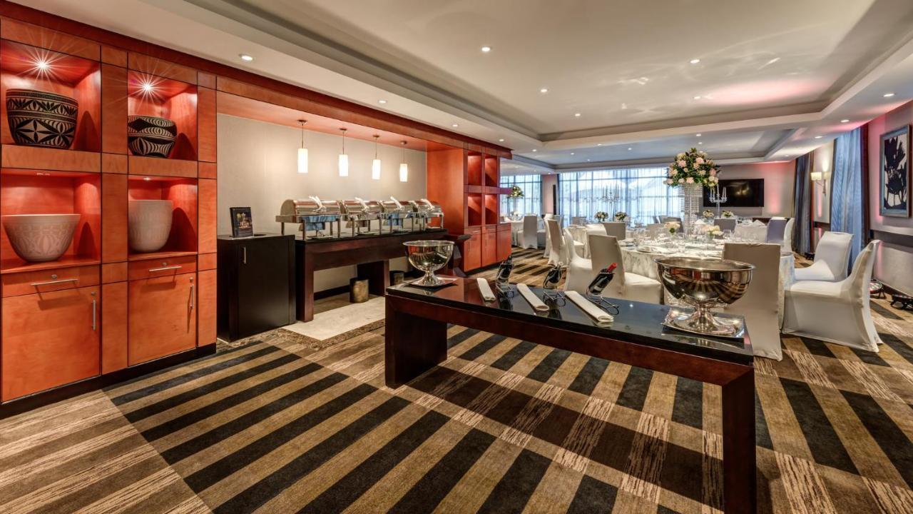 Intercontinental Johannesburg Or Tambo Airport Hotel By Ihg Kempton Park Exteriér fotografie The Club at London Heathrow Airport