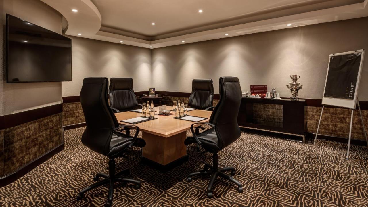 Intercontinental Johannesburg Or Tambo Airport Hotel By Ihg Kempton Park Exteriér fotografie Boardroom at the Taj Mahal Palace, Mumbai