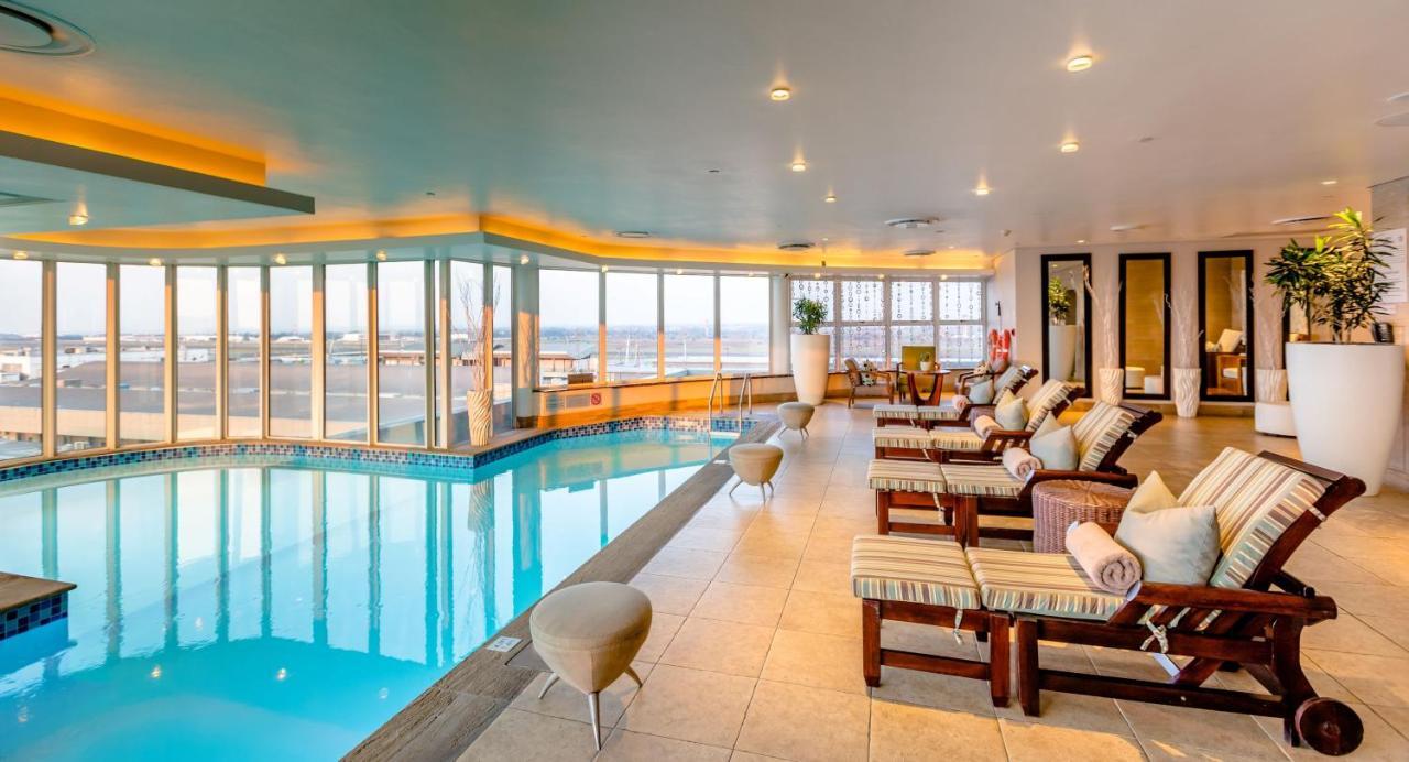 Intercontinental Johannesburg Or Tambo Airport Hotel By Ihg Kempton Park Exteriér fotografie The pool at the InterContinental