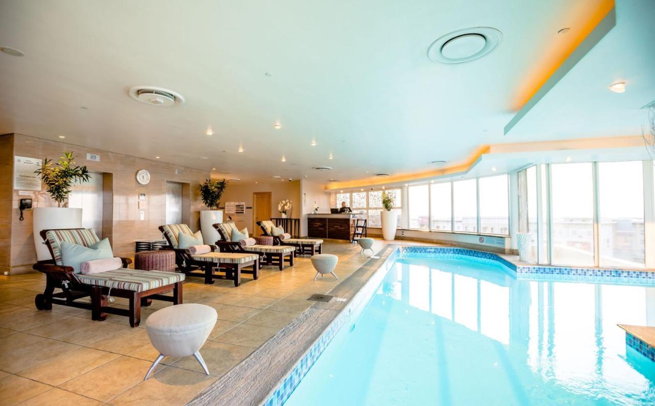 Intercontinental Johannesburg Or Tambo Airport Hotel By Ihg Kempton Park Exteriér fotografie The pool at the 12th floor