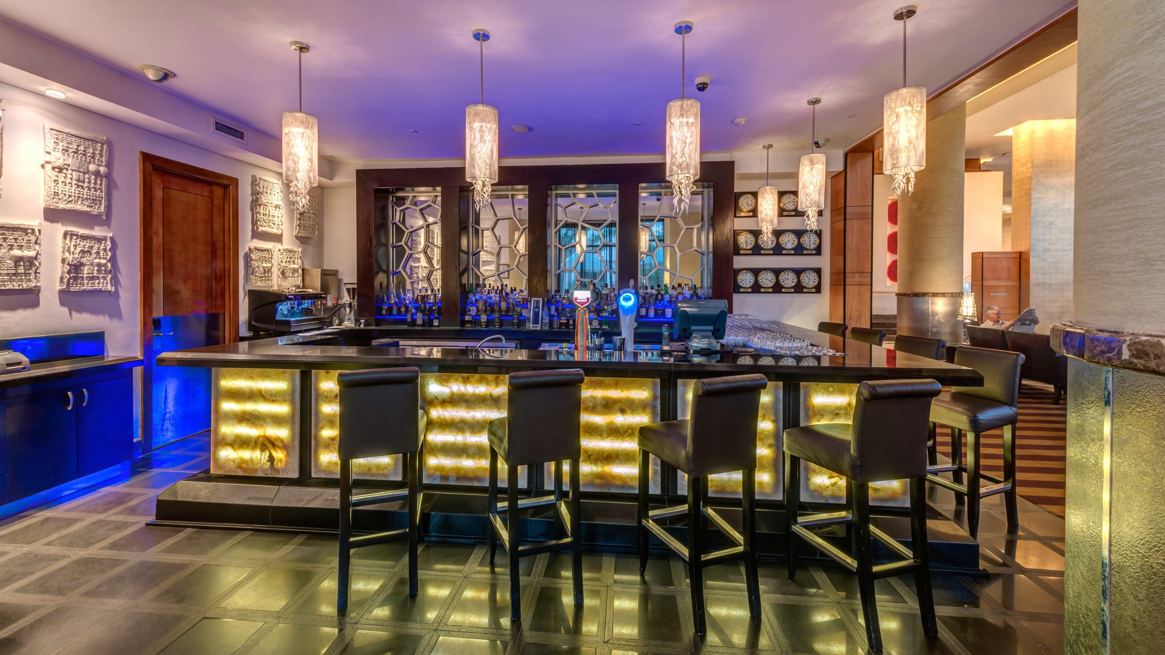 Intercontinental Johannesburg Or Tambo Airport Hotel By Ihg Kempton Park Exteriér fotografie The bar at the lobby