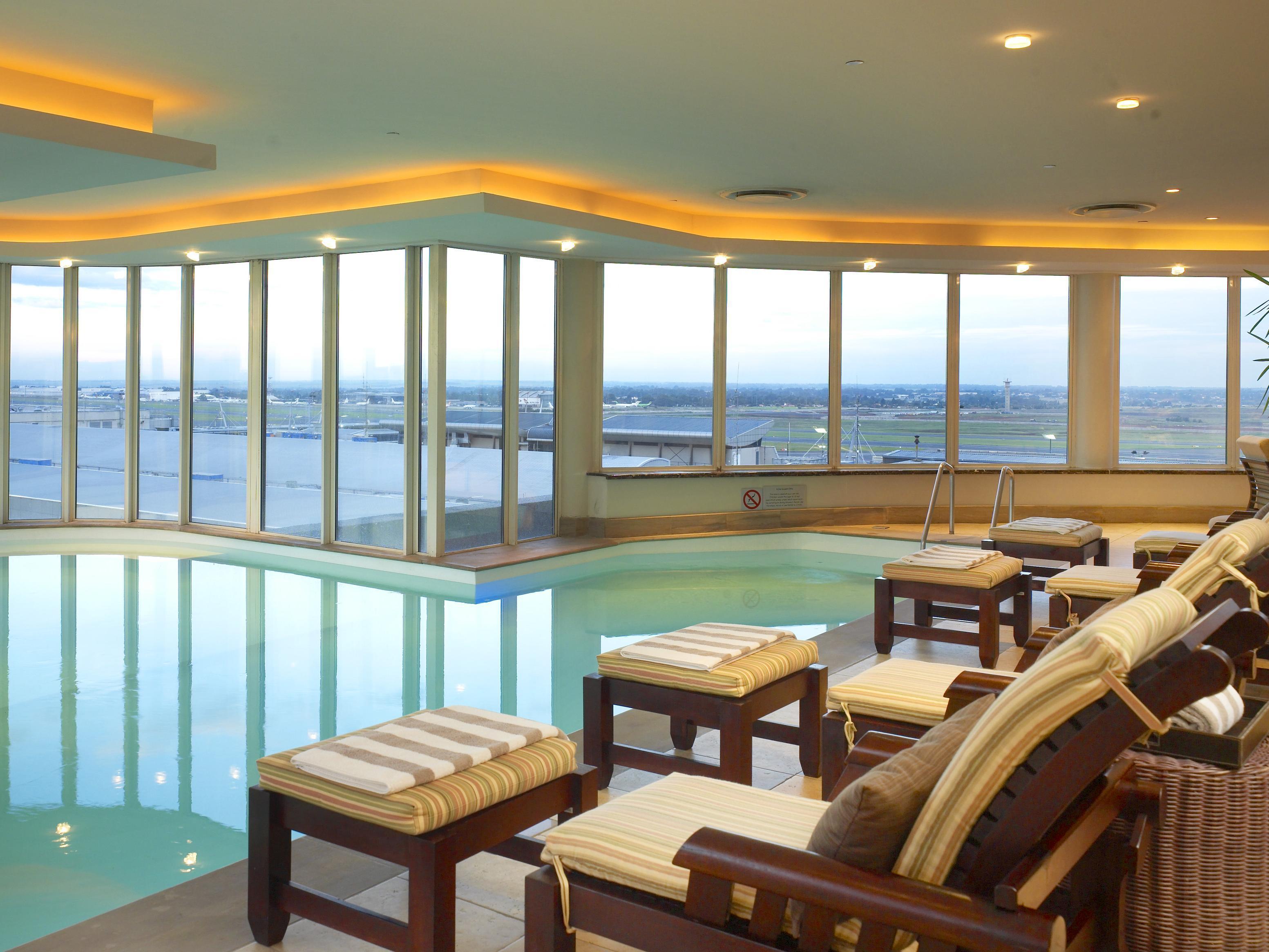 Intercontinental Johannesburg Or Tambo Airport Hotel By Ihg Kempton Park Exteriér fotografie The pool at the hotel