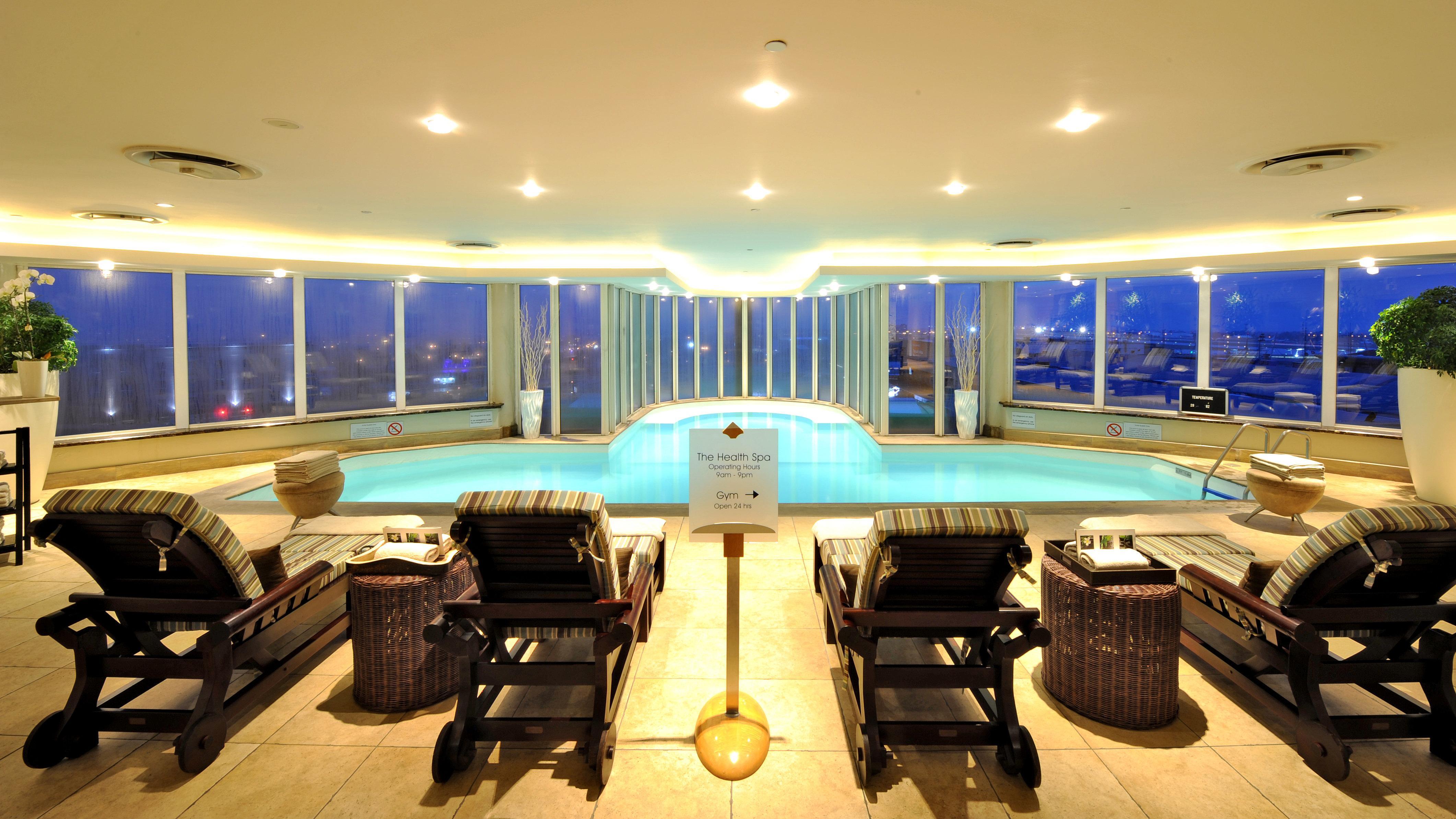Intercontinental Johannesburg Or Tambo Airport Hotel By Ihg Kempton Park Exteriér fotografie The pool at the 36th floor