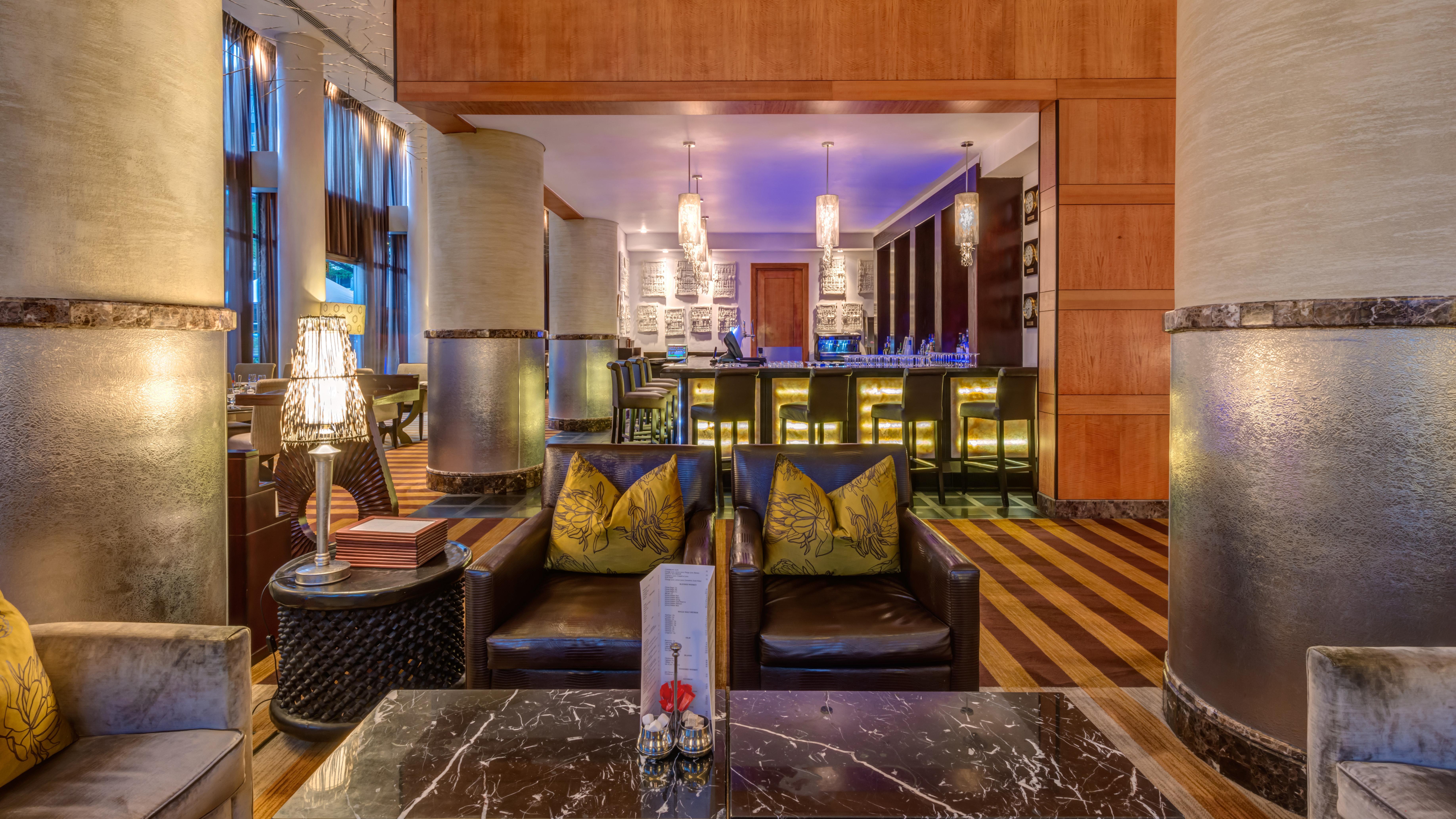Intercontinental Johannesburg Or Tambo Airport Hotel By Ihg Kempton Park Exteriér fotografie The bar at the hotel