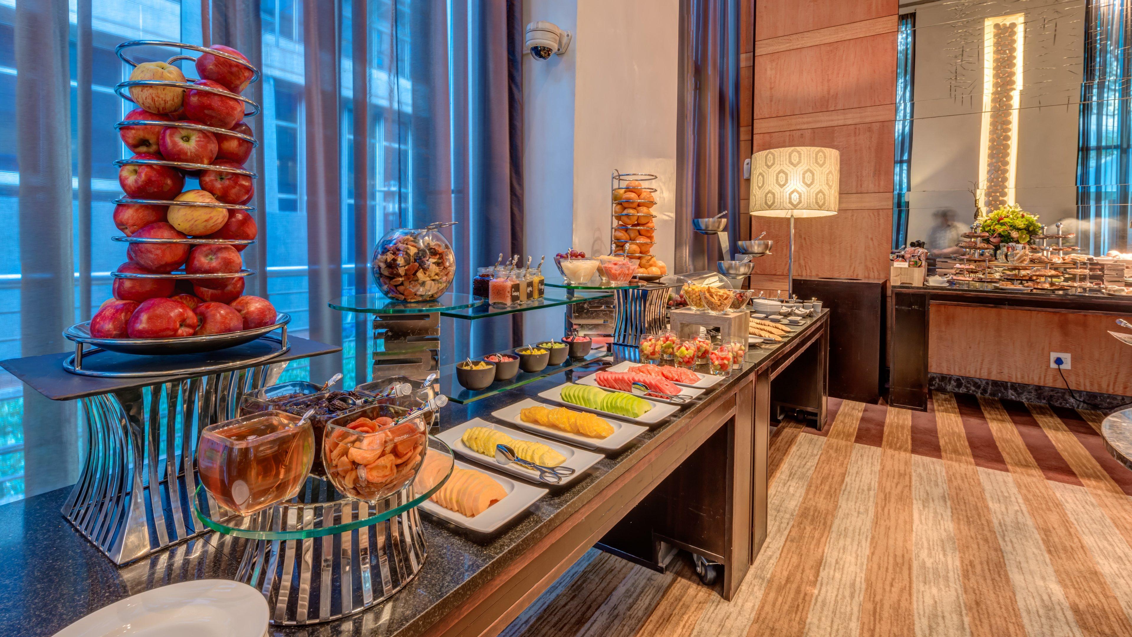 Intercontinental Johannesburg Or Tambo Airport Hotel By Ihg Kempton Park Exteriér fotografie A buffet at a hotel
