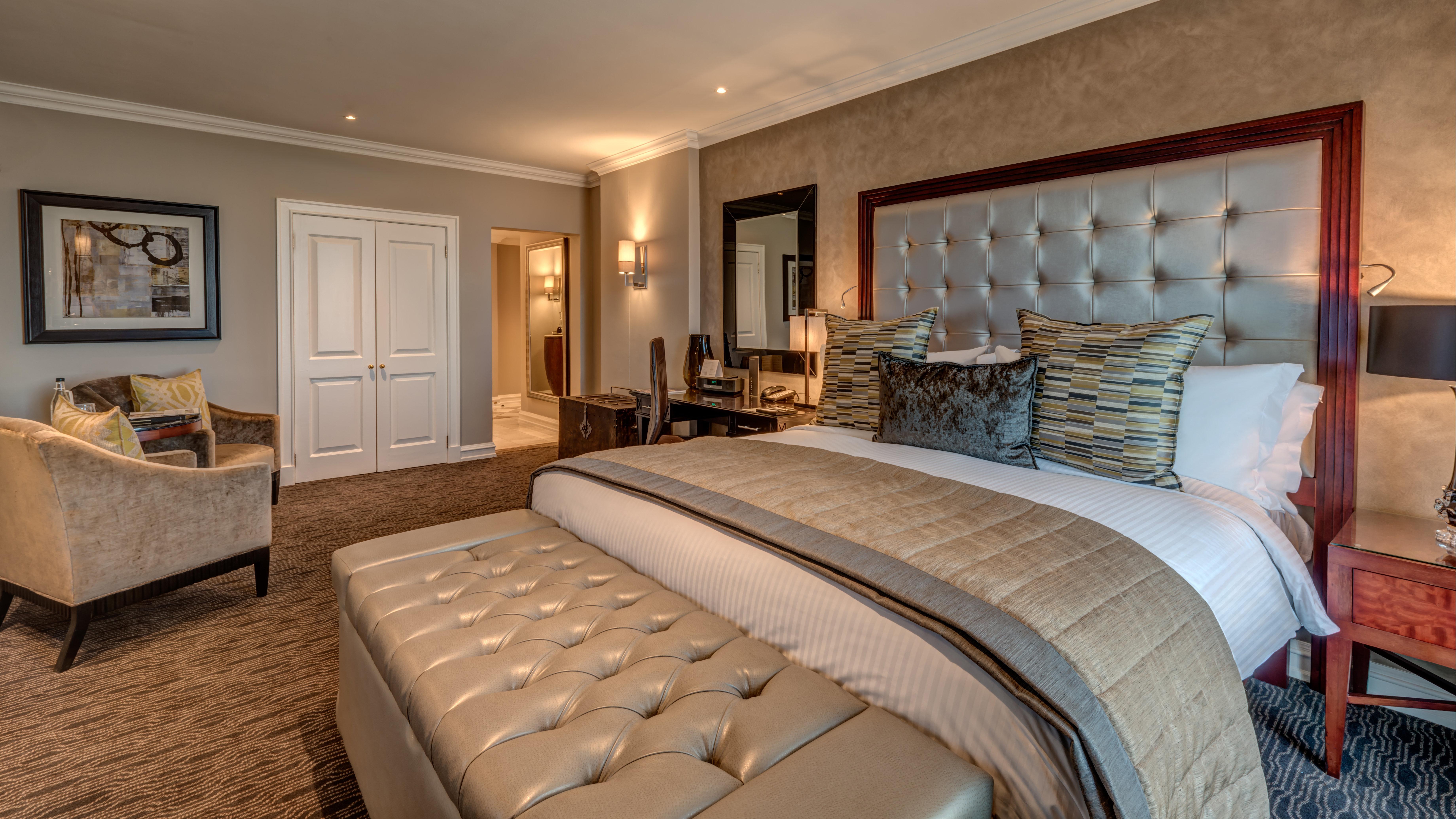 Intercontinental Johannesburg Or Tambo Airport Hotel By Ihg Kempton Park Exteriér fotografie A bedroom at The Dorchester