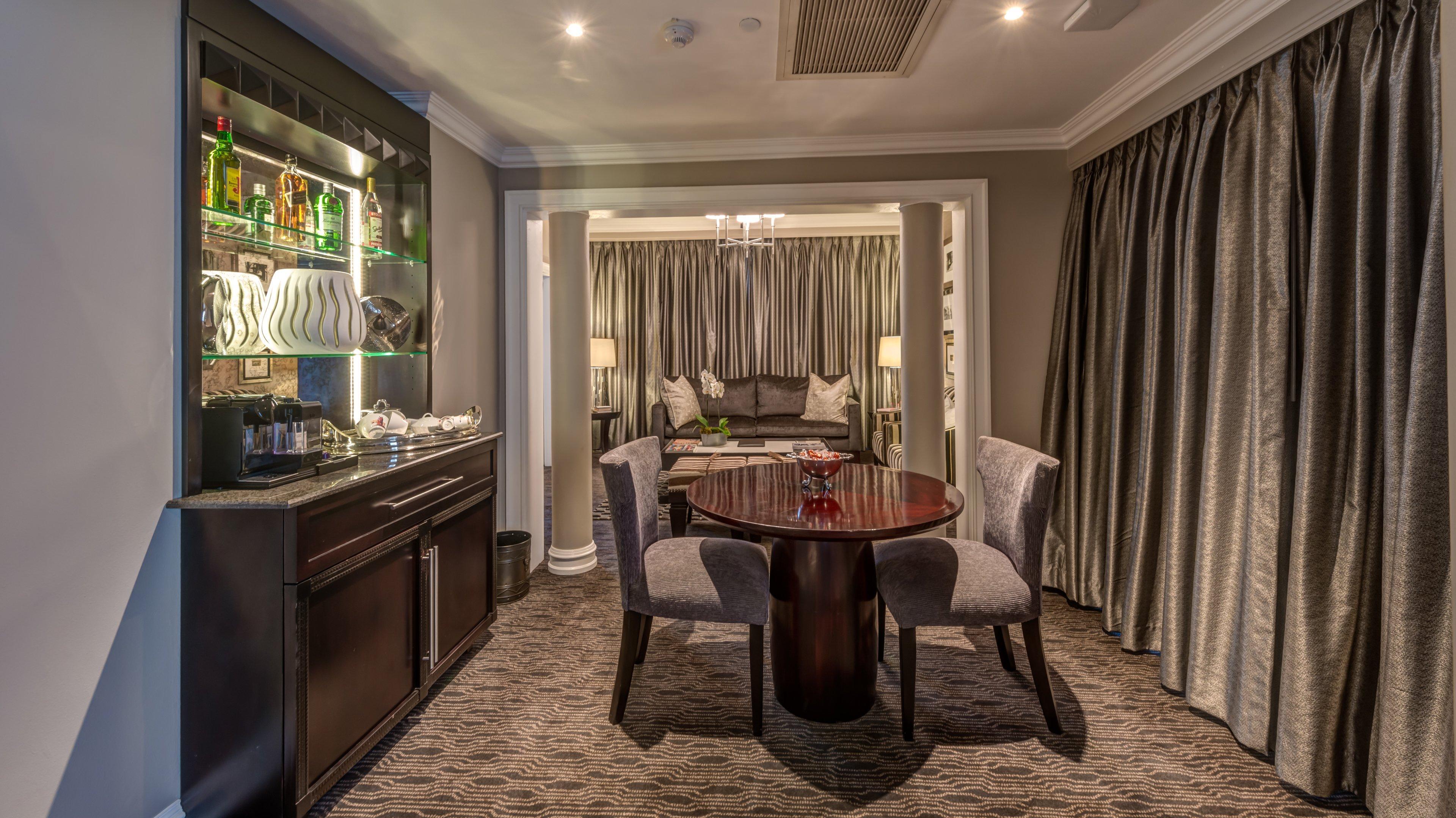 Intercontinental Johannesburg Or Tambo Airport Hotel By Ihg Kempton Park Exteriér fotografie The interior of a suite