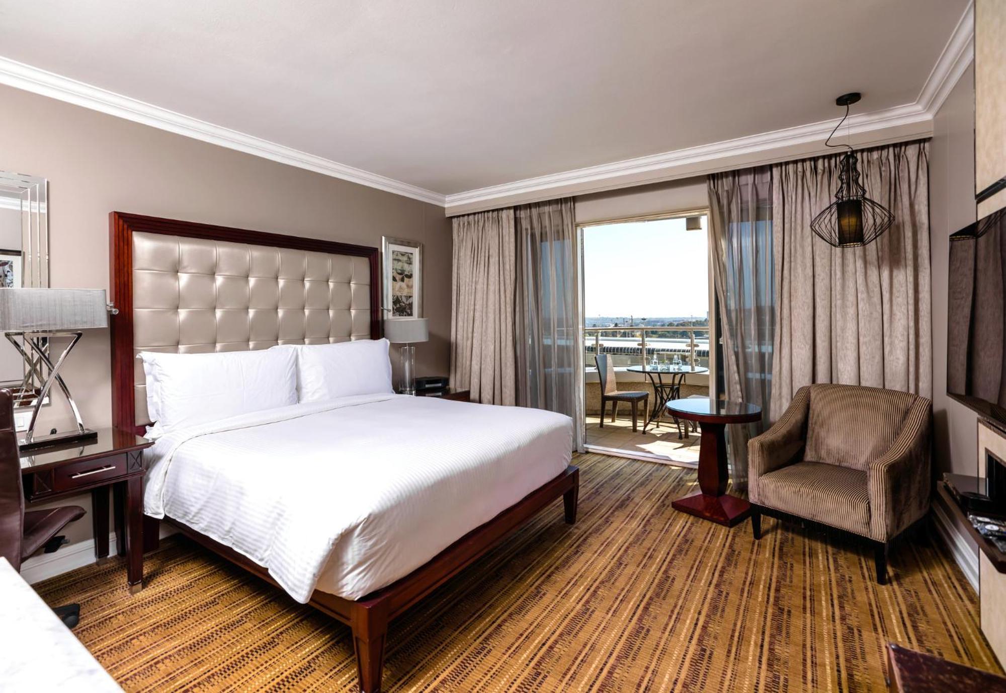 Intercontinental Johannesburg Or Tambo Airport Hotel By Ihg Kempton Park Exteriér fotografie A room at the Hilton Cape Town Waterfront