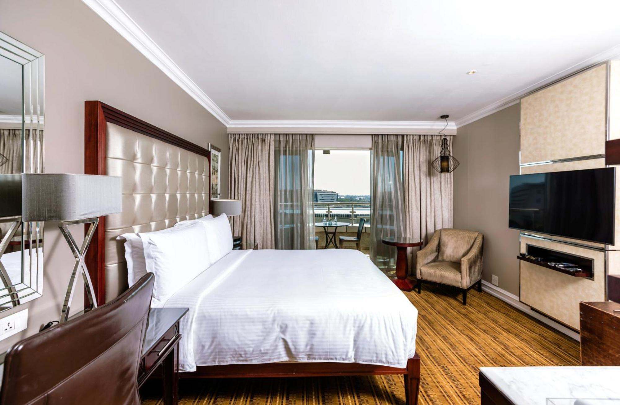 Intercontinental Johannesburg Or Tambo Airport Hotel By Ihg Kempton Park Exteriér fotografie A bedroom at the Hilton